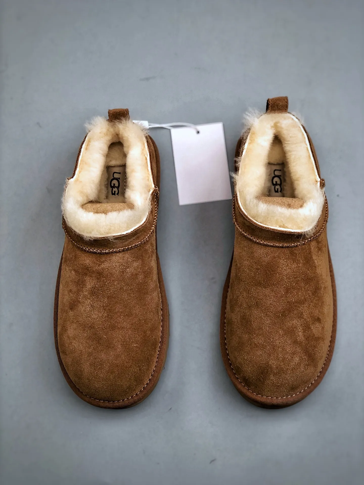 Local self-pickup💰520 supports store placement. The top version of ugg on the market. 25 new models. UGG Elea Slip-On. Thin and light slip-on. Home, office, air-conditioned room. Easy to match, super fashionable and long-leg welfare model. Produced by a large foreign trade factory in Guangzhou. Toe to insole. Genuine sheep fur integrated. Independent outer box packaging. Chip with waterproof technology. Different from any version on the market. Independently developed original outsole and cashmere insole to keep you warm in winter and suitable for home use. In recent years, uug has launched a style series that is partially geared towards the preferences of young consumers and has also moved to the forefront of fashion trends. Shoe body material Water-repellent coated suede upper 17 mm UGGPURE™ implanted wool insole Lightweight non-slip and comfortable rubber outsole With brand LOGO trademark Comes with a full set of packaging Size: 35-40